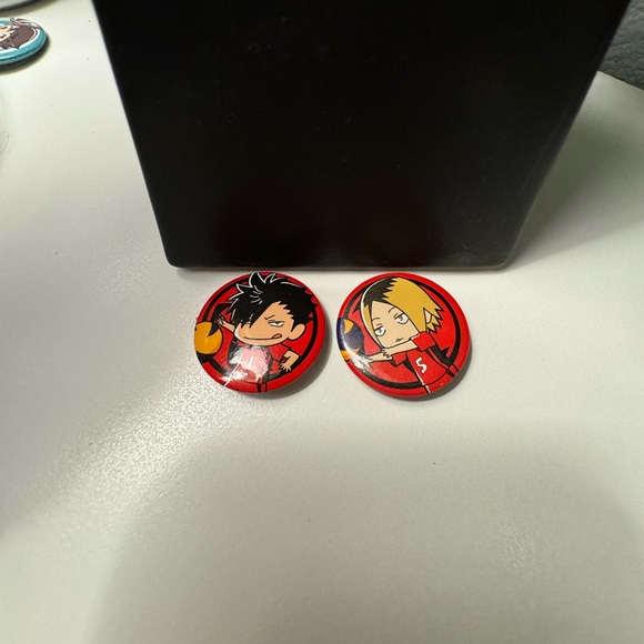 Haikyuu Kenma Kozume and Kuroo Tetsurō Anime Character Pins - Picture 1 of 4